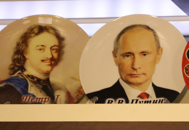 Decorative souvenir plates with Peter the Great and Vladimir Putin