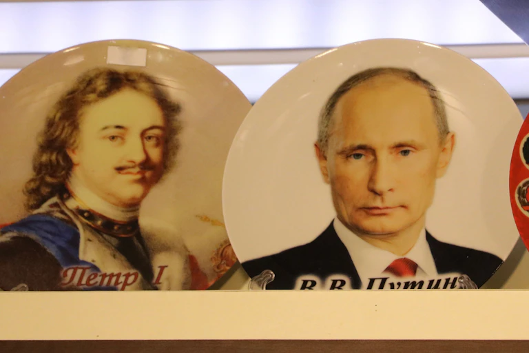 Decorative souvenir plates with Peter the Great and Vladimir Putin