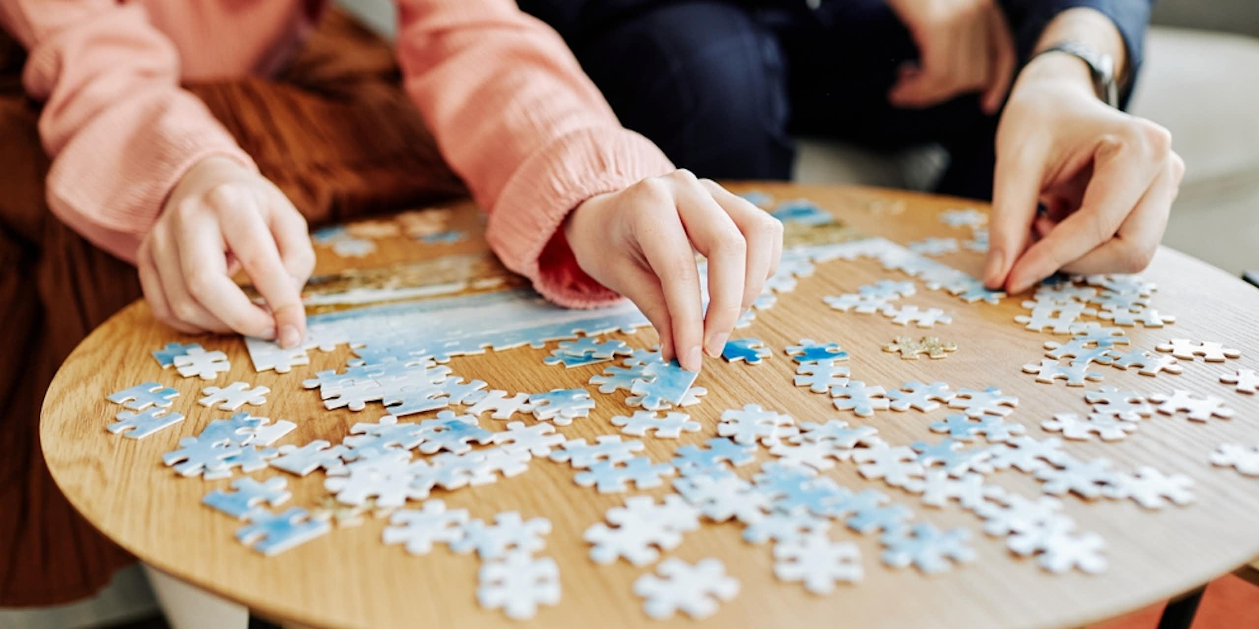 Un parent et un enfant font un puzzle