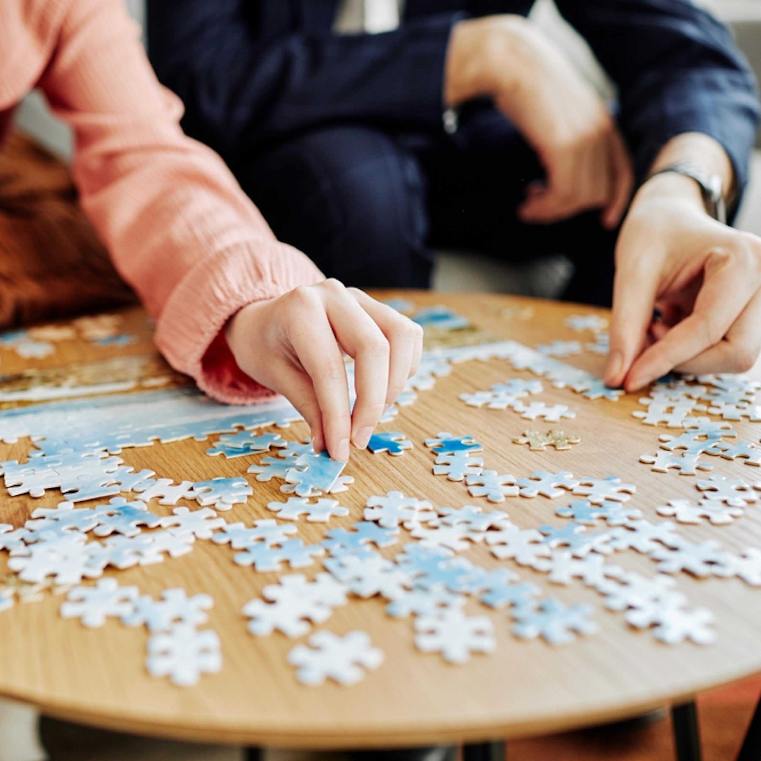 Un parent et un enfant font un puzzle