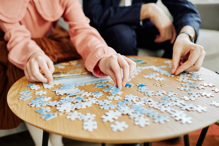 Un parent et un enfant font un puzzle