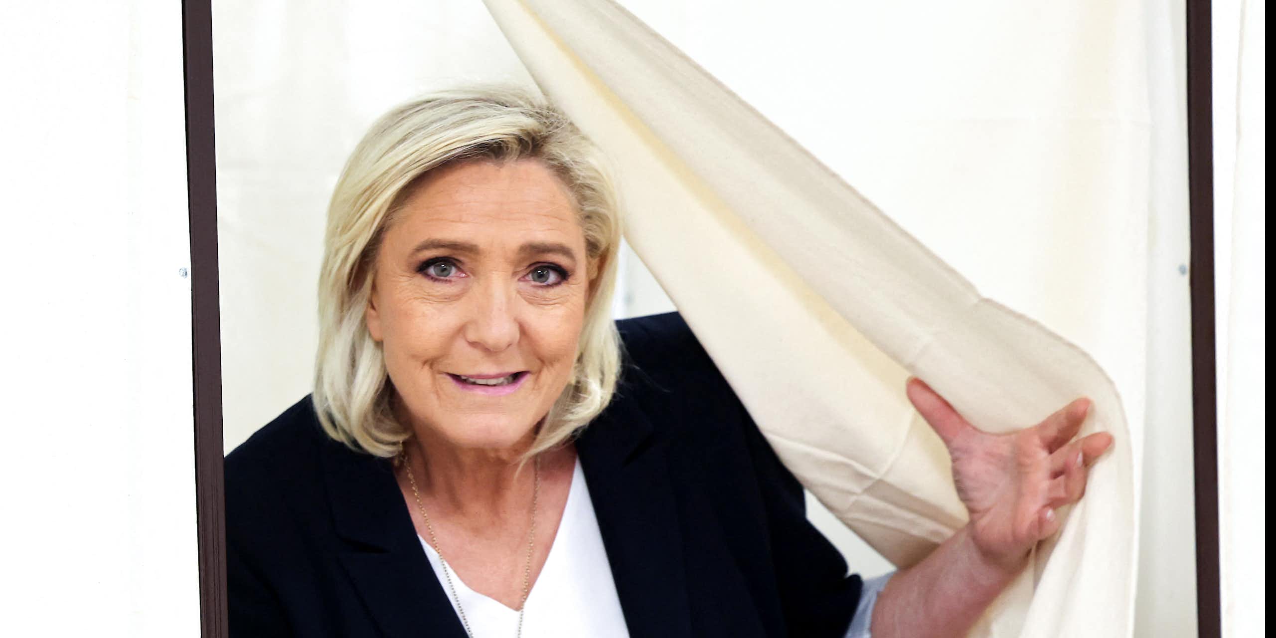 Marine Le Pen sortant d'un isoloir. 