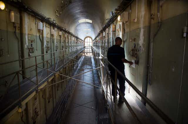 Un surveillant pénitentiaire ferme une cellule dans la prison de "La Santé" à Paris en 2014. La prison a depuis été rénovée mais la France reste régulièrement condamnée pour ses conditions de détention.