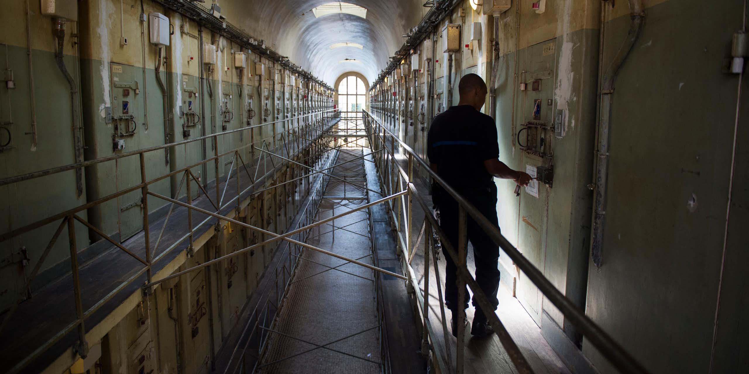 Un surveillant pénitentiaire ferme une cellule dans la prison de "La Santé" à Paris en 2014. La prison a depuis été rénovée mais la France reste régulièrement condamnée pour ses conditions de détention.