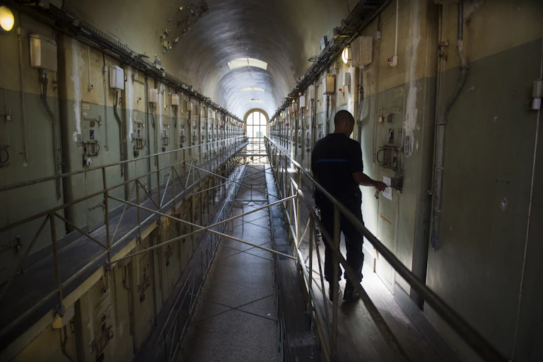 Un surveillant pénitentiaire ferme une cellule dans la prison de "La Santé" à Paris en 2014. La prison a depuis été rénovée mais la France reste régulièrement condamnée pour ses conditions de détention.