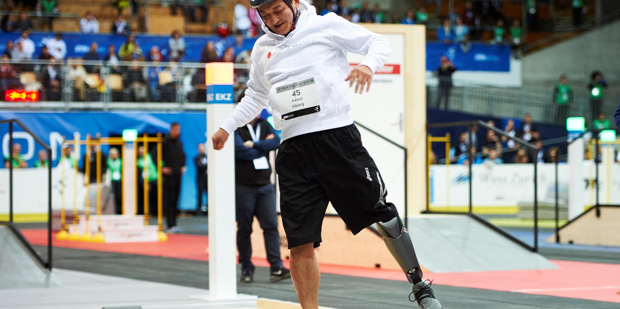 Photo du Japonais Yuki Mano participant à la course de prothèses de jambes, lors de la première édition du Cybathlon, le 8 octobre 2016 à Kloten, Zurich.