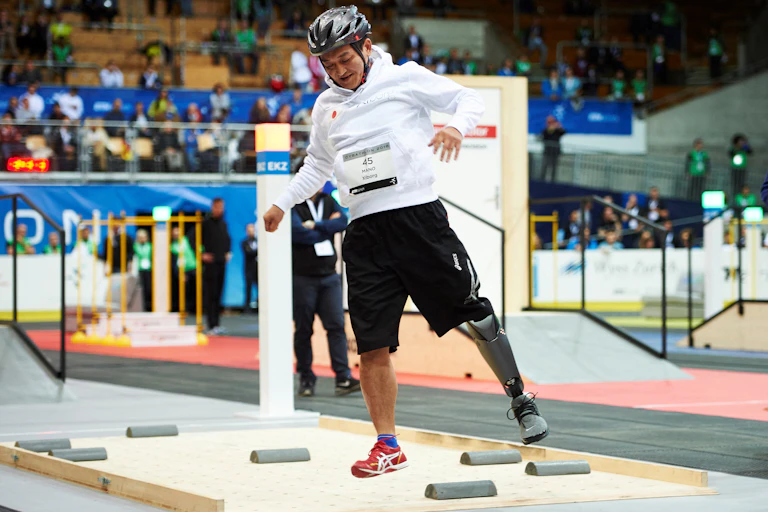 Photo du Japonais Yuki Mano participant à la course de prothèses de jambes, lors de la première édition du Cybathlon, le 8 octobre 2016 à Kloten, Zurich.