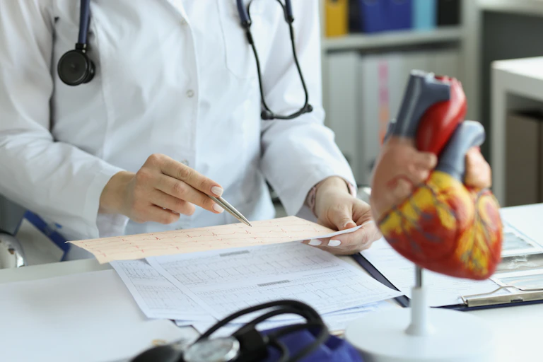 Gros plan sur une médecin en train d’examiner un compte-rendu.