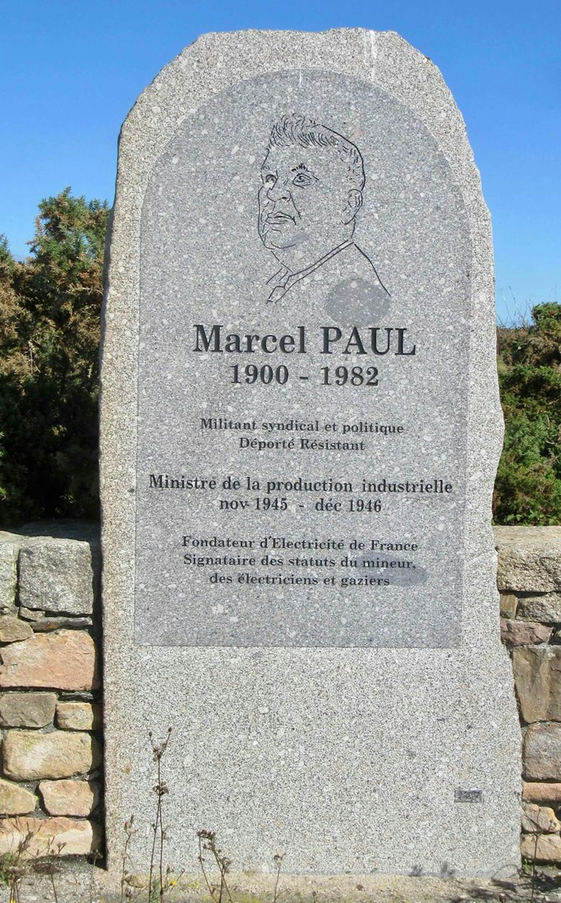 Stèle située sur le chemin de randonnée surplombant le site de la centrale EDF de Flamanville