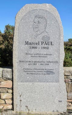 Stèle située sur le chemin de randonnée surplombant le site de la centrale EDF de Flamanville