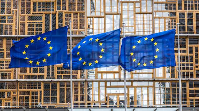 Drapeaux européens flottant devant le bâtiment du Conseil de l’Union européenne, à Bruxelles.