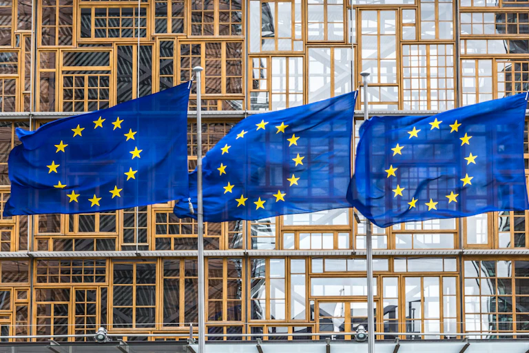 Drapeaux européens flottant devant le bâtiment du Conseil de l’Union européenne, à Bruxelles.