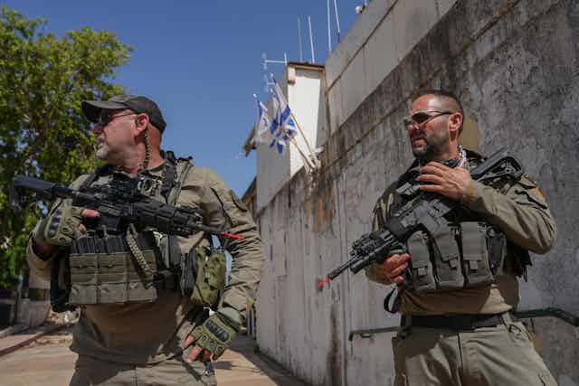 Two Israeli soldiers with weapons.
