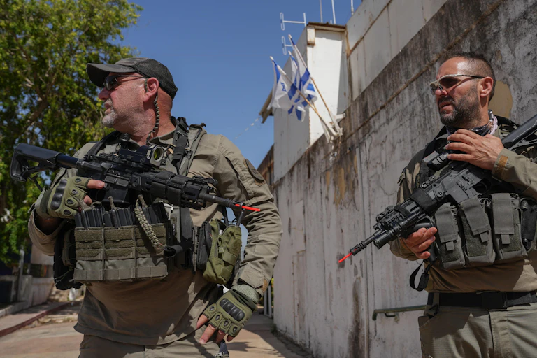 Two Israeli soldiers with weapons.