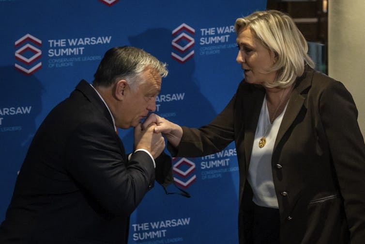 Marine Le Pen et le premier ministre hongrois Viktor Orban posent avant la réunion des dirigeants des partis conservateurs et de droite européens « Le Sommet de Varsovie » à Varsovie, en Pologne, le 4 décembre 2021