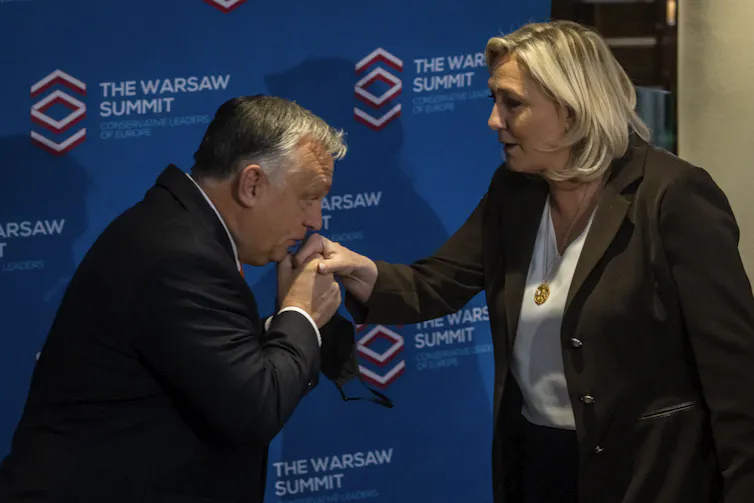 Marine Le Pen et le premier ministre hongrois Viktor Orban posent avant la réunion des dirigeants des partis conservateurs et de droite européens « Le Sommet de Varsovie » à Varsovie, en Pologne, le 4 décembre 2021