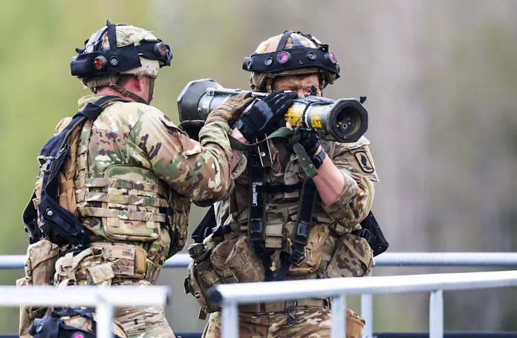 Two Swedish soldiers with gun.