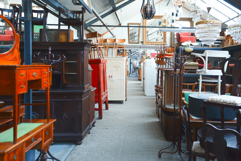 un hangar avec des meubles d'occasion