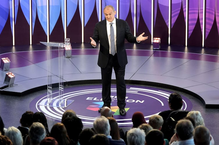 Ed Davey em um estúdio de TV.
