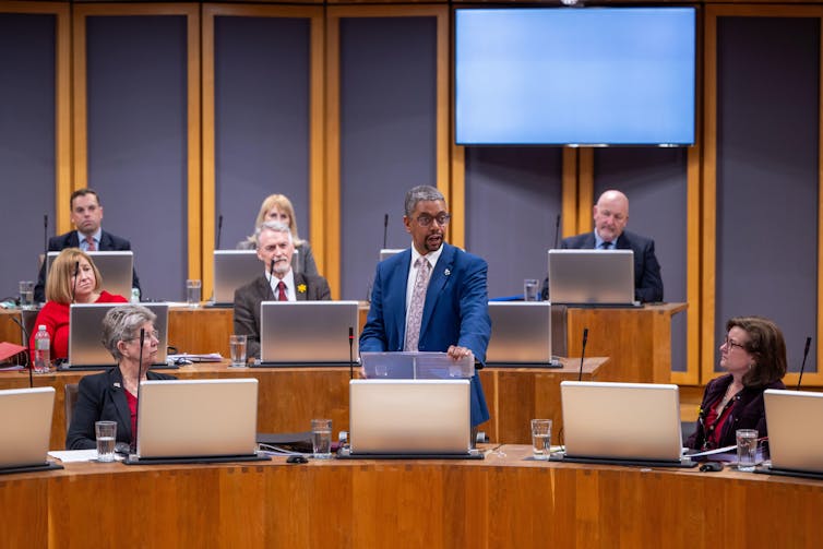 Vaughan Gething falando no Senedd galês.