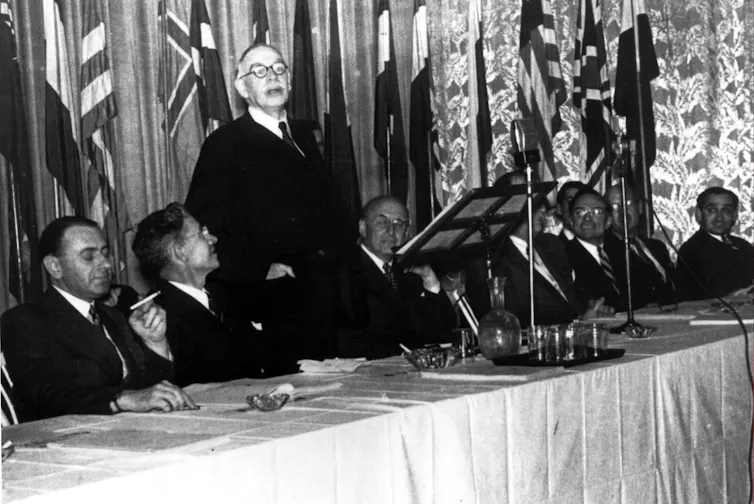 Keynes addressing the conference with White on his right.
