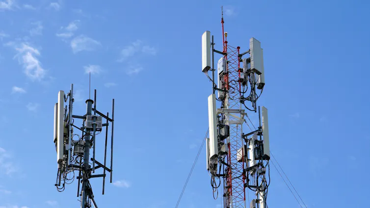 Deux tours métalliques supportant des boîtiers blancs, les dispositifs de télécommunication
