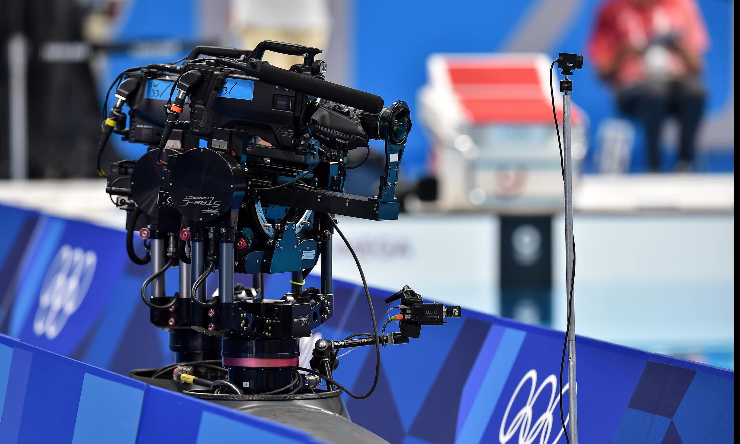 Du matériel de captation vidéo installé pour retransmettre une épreuve olympique.