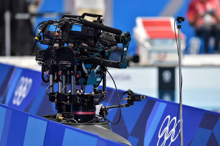 Du matériel de captation vidéo installé pour retransmettre une épreuve olympique.