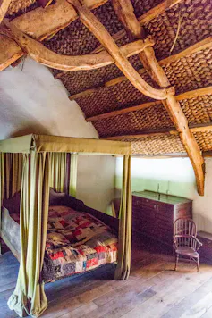 A 1610 bedroom with a woven ceiling.