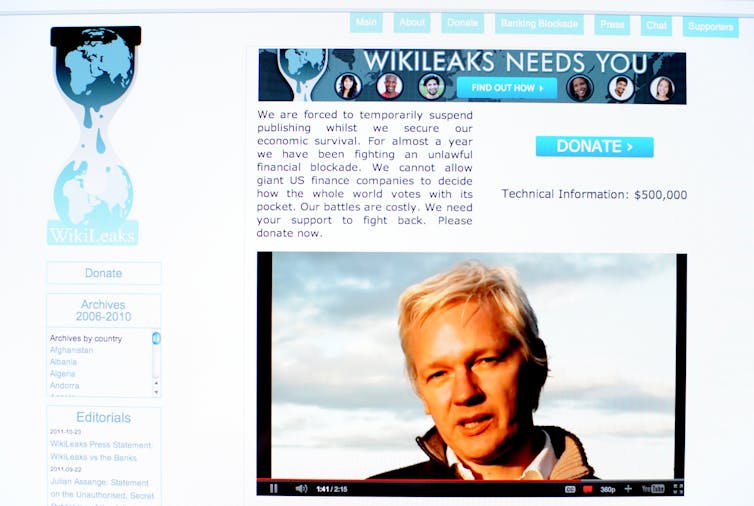 Una página web blanca con un reloj de arena azul y un vídeo de la cara de un hombre.
