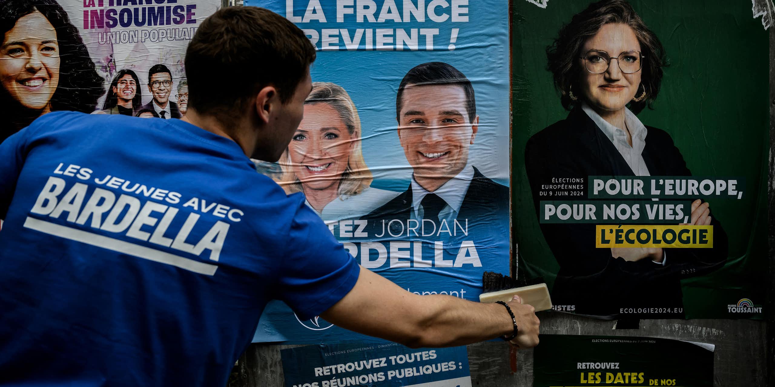 Des militants du RN collent des affiches électorales pour Jordan Bardella