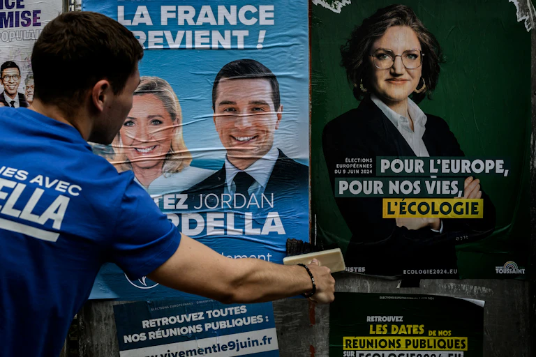 Des militants du RN collent des affiches électorales pour Jordan Bardella