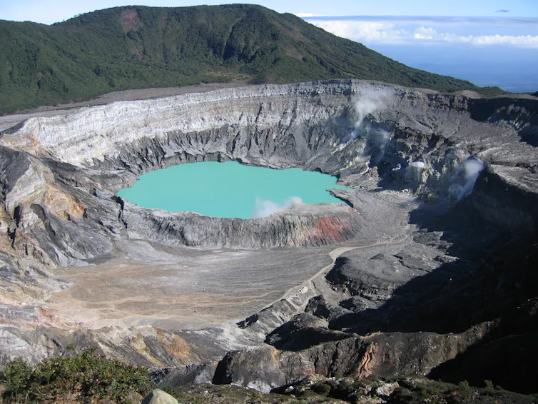 Le cratère du volcan Poás au Costa Rica quand le lac existait encore