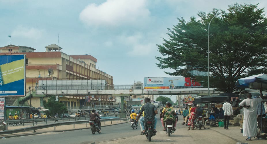Des moto-taxis dans une rue de Cotonou, au Bénin.