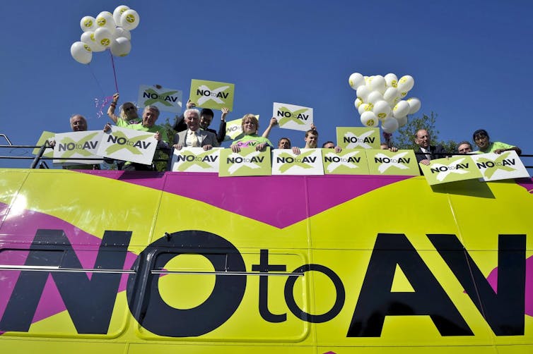 Ativistas do material da campanha 'Não ao AV' em um ônibus em 2011.