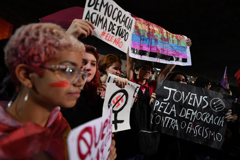Des manifestants participent à une manifestation contre le candidat présidentiel brésilien de droite Jair Bolsonaro à Sao Paulo, au Brésil, le 10 octobre 2018.