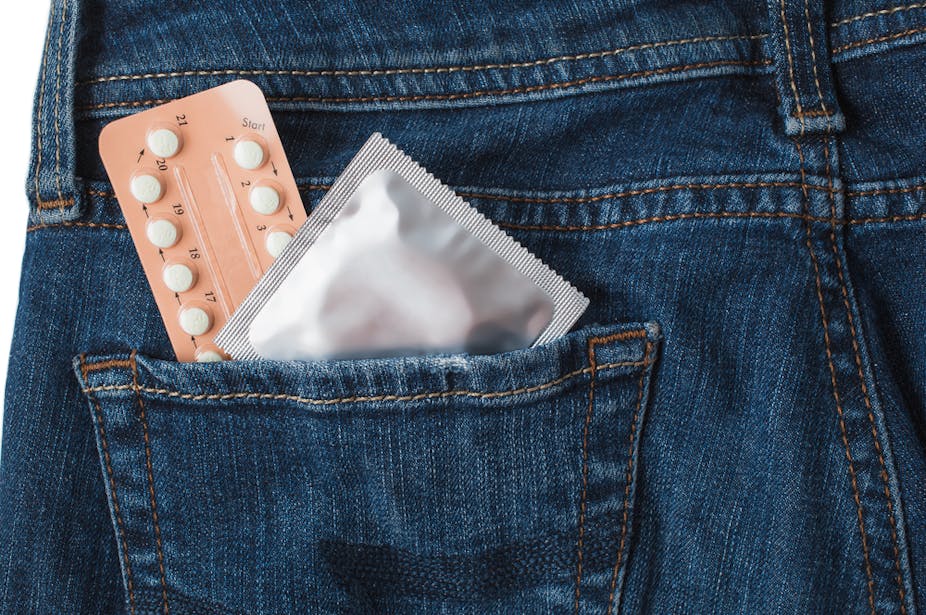 Préservatif et pilules dans une poche de jean