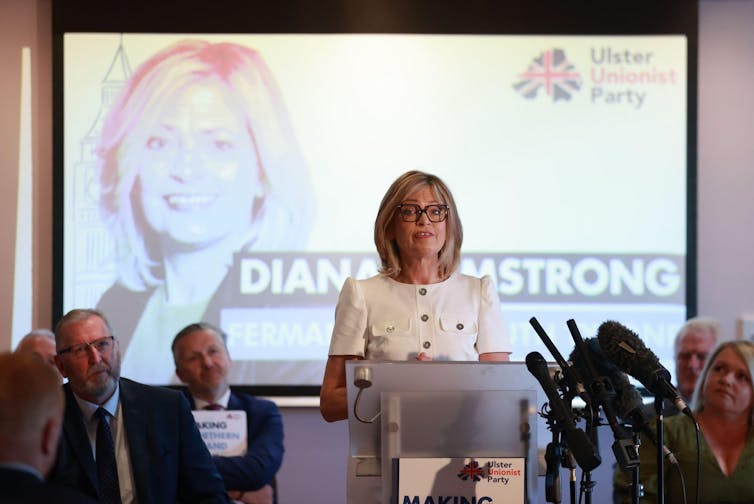 Diana Armstrong faz um discurso no lançamento do manifesto do Partido Unionista do Ulster.