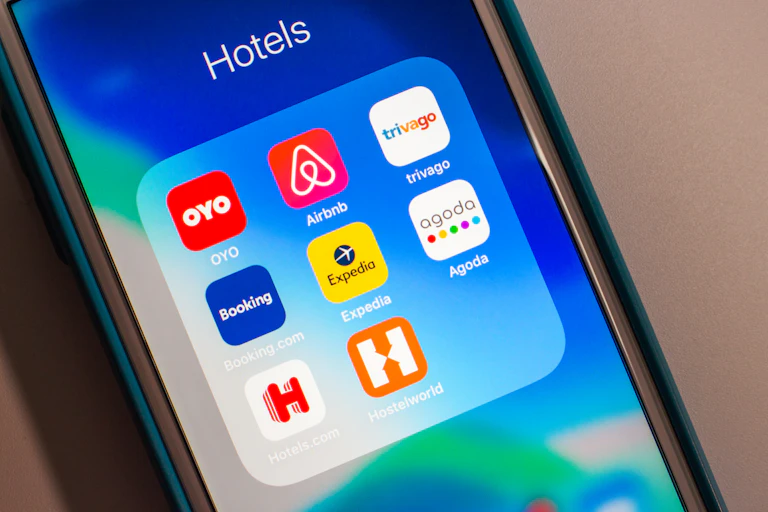un écran de smartphone avec des applis de voyage