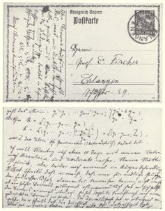 Recto et verso d’une carte postale. On peut y voir des équations écrites à la main
