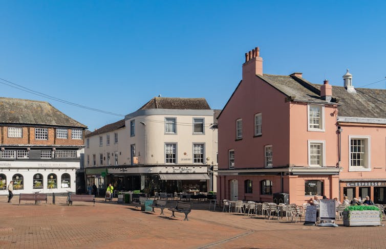 Uma praça no centro da cidade.