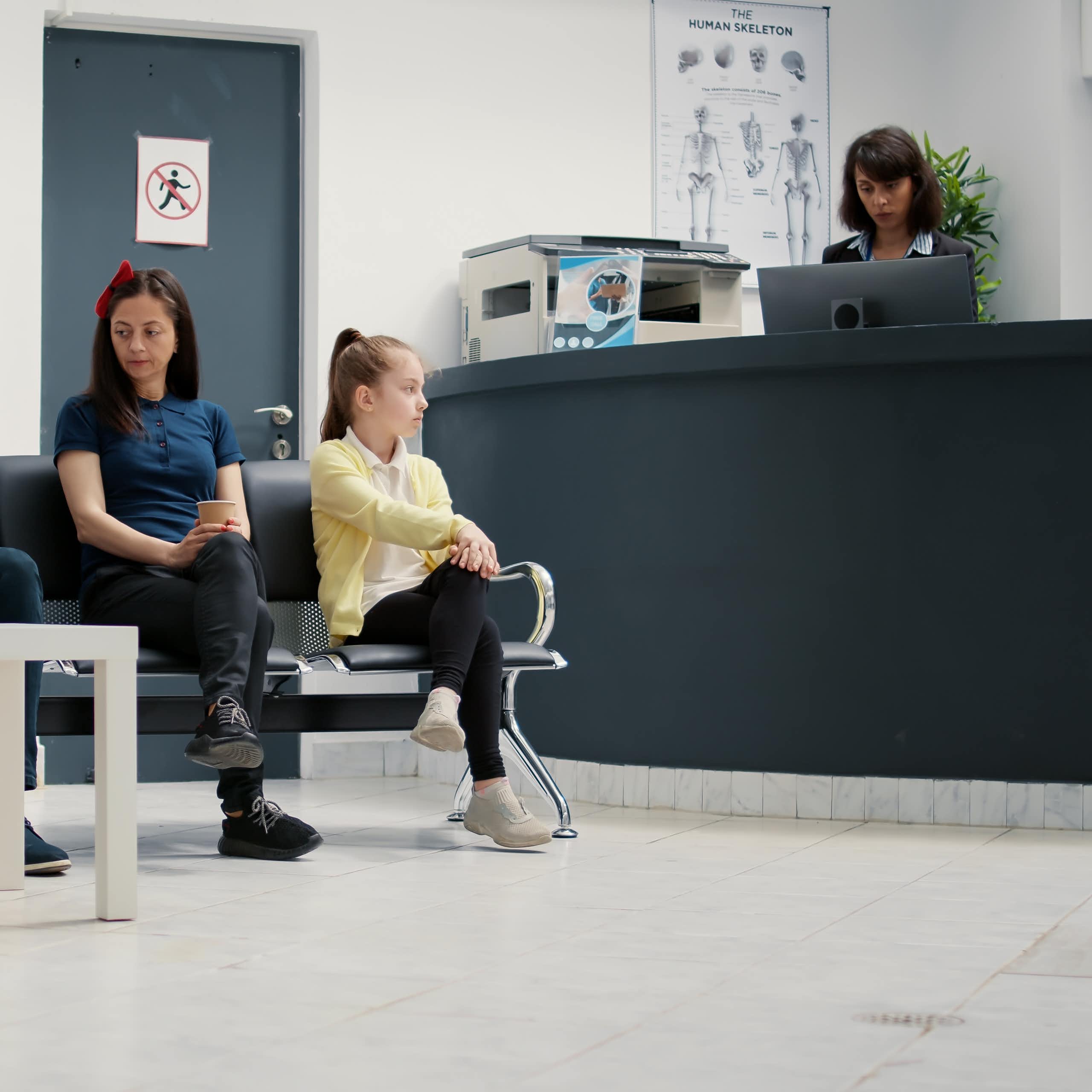 Des personnes attendent dans une salle d'attente pour un rendez-vous médical.
