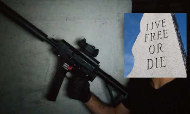 Um homem com rosto coberto pela frase "live free or die" empunha uma metralhadora
