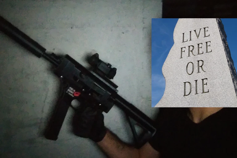 Um homem com rosto coberto pela frase "live free or die" empunha uma metralhadora