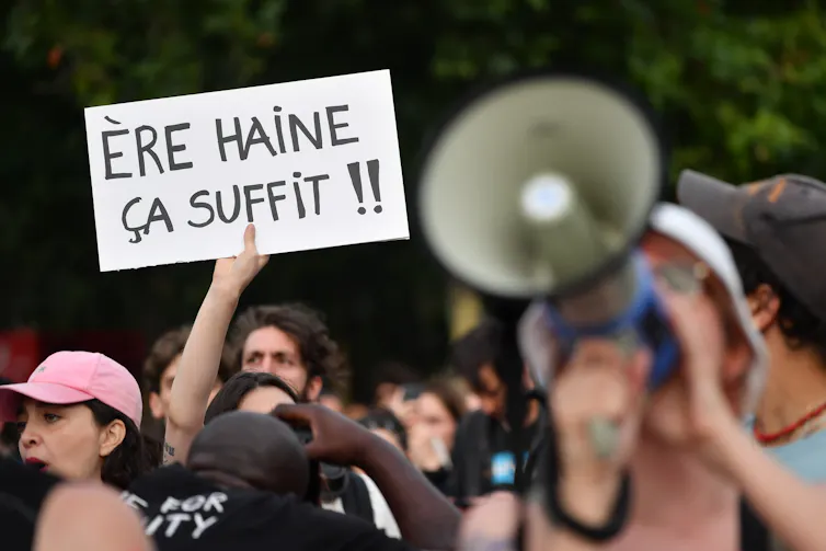 Um manifestante de esquerda segura um cartaz com a frase 'Era do ódio, basta'.
