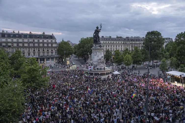 Milhares de pessoas se manifestam na Place de la Republique em Paris contra a extrema direita.