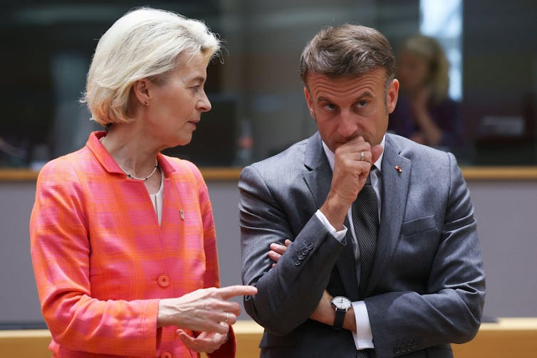 Ursula Von der Leyen e Emmanuel Macron conversam durante uma cimeira da UE em Bruxelas.