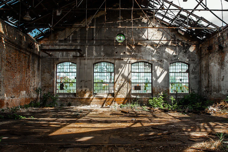 Une friche industrielle avec du soleil qui passe à travers les fenêtres