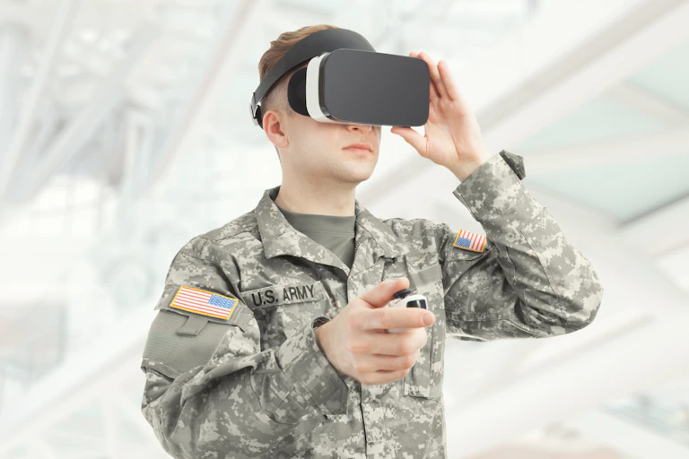 Photographie d'un militaire américain avec un casque de réalité virtuelle.