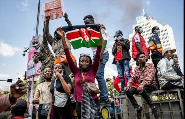 Un manifestant brandit un drapeau kenyan lors de la manifestation nationale.